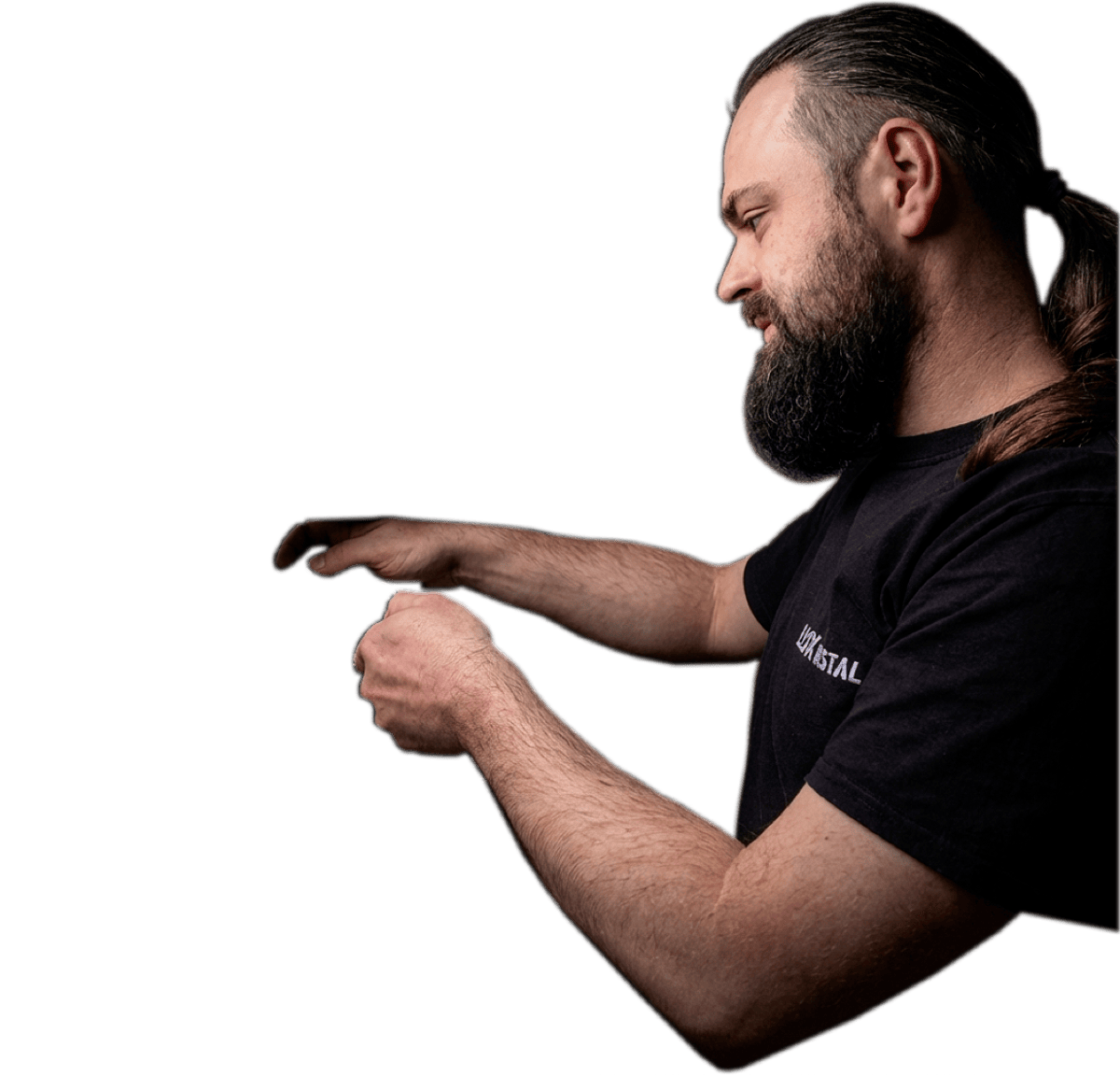 Specjalista Lux-Instal pracujący nad rozdzielnicą Smart Home