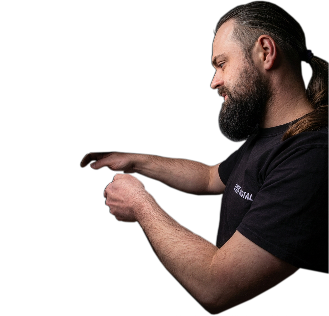 Specjalista Lux-Instal pracujący nad rozdzielnicą Smart Home